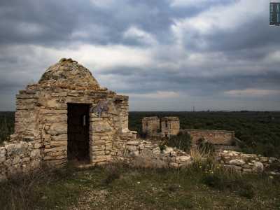 Sulla terrazza � possibile guardare da vicino le garitte difensive aggettanti che avevamo adocchiato dall'esterno dell'edificio: somigliano a dei piccoli fienili e sono dislocati agli angoli della struttura